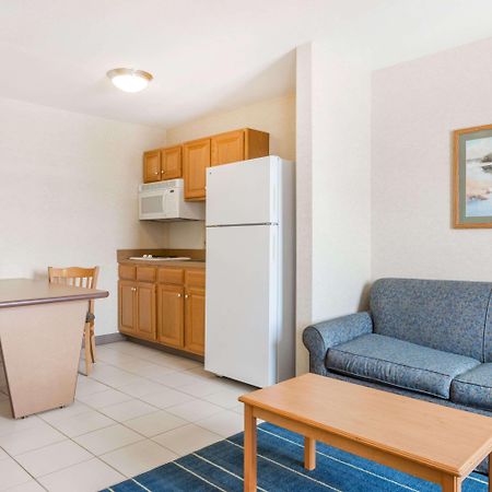 Days Inn & Suites By Wyndham Bridgeport - Clarksburg מראה חיצוני תמונה