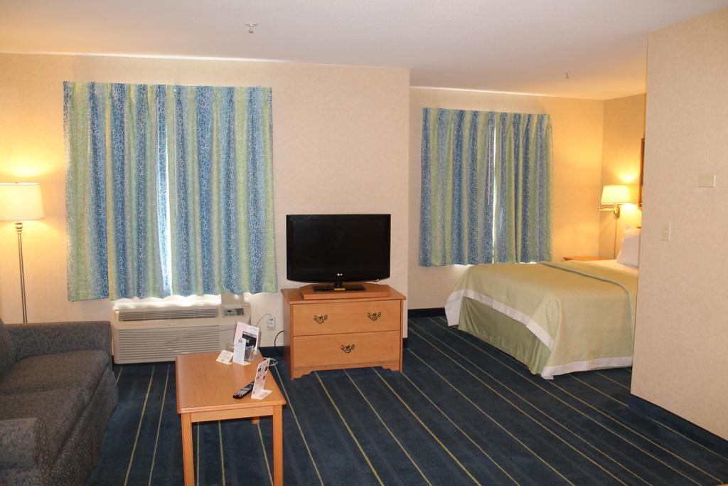 Days Inn & Suites By Wyndham Bridgeport - Clarksburg חדר תמונה