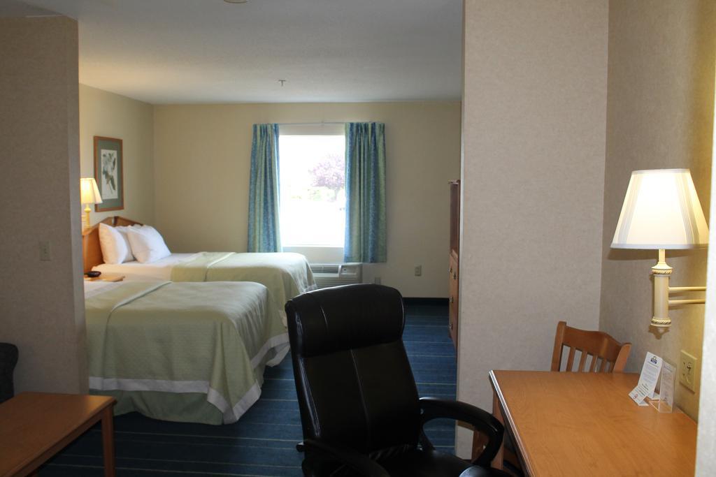 Days Inn & Suites By Wyndham Bridgeport - Clarksburg חדר תמונה
