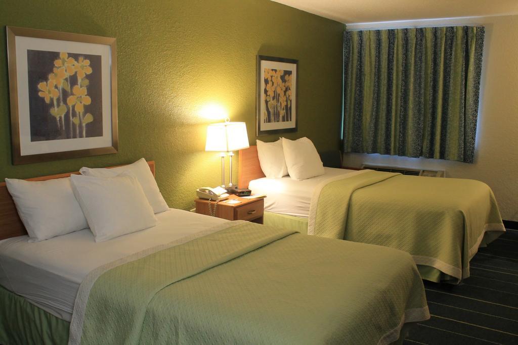 Days Inn & Suites By Wyndham Bridgeport - Clarksburg חדר תמונה