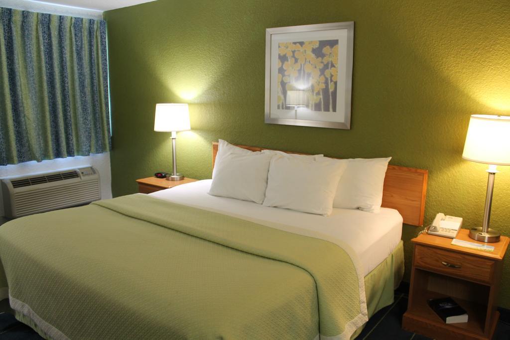 Days Inn & Suites By Wyndham Bridgeport - Clarksburg מראה חיצוני תמונה