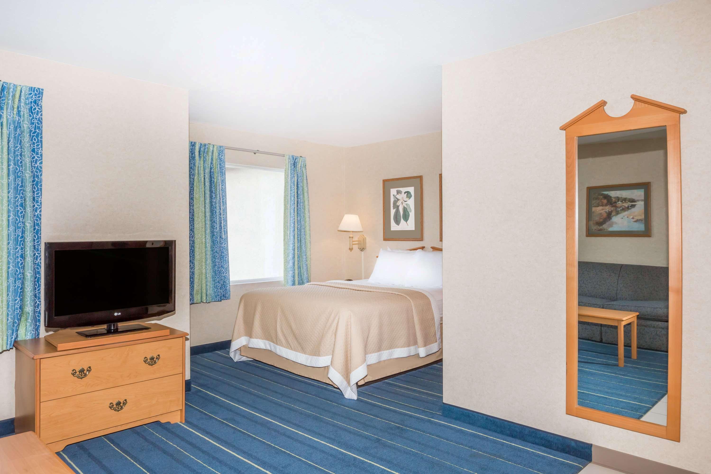 Days Inn & Suites By Wyndham Bridgeport - Clarksburg מראה חיצוני תמונה