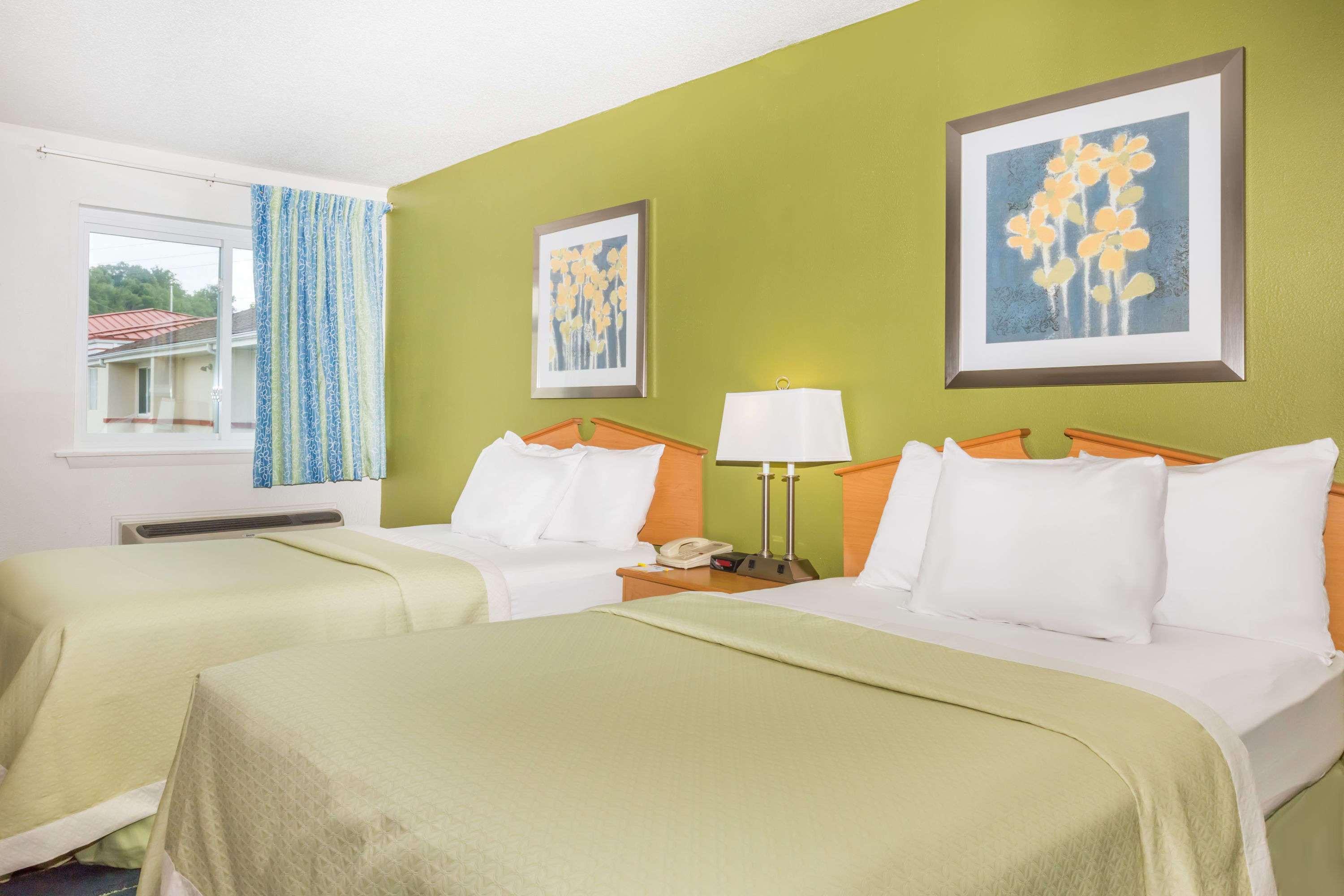 Days Inn & Suites By Wyndham Bridgeport - Clarksburg מראה חיצוני תמונה
