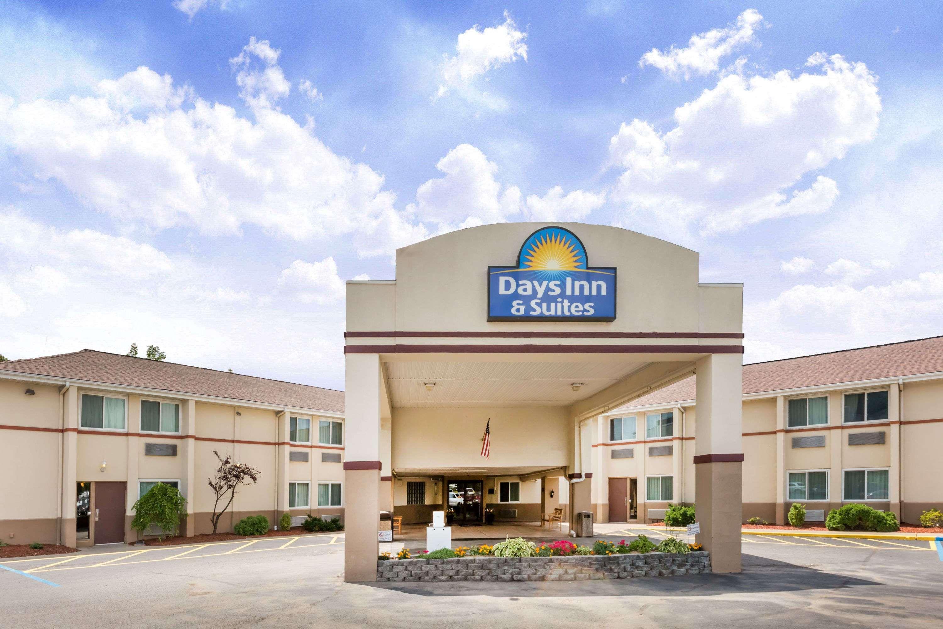 Days Inn & Suites By Wyndham Bridgeport - Clarksburg מראה חיצוני תמונה