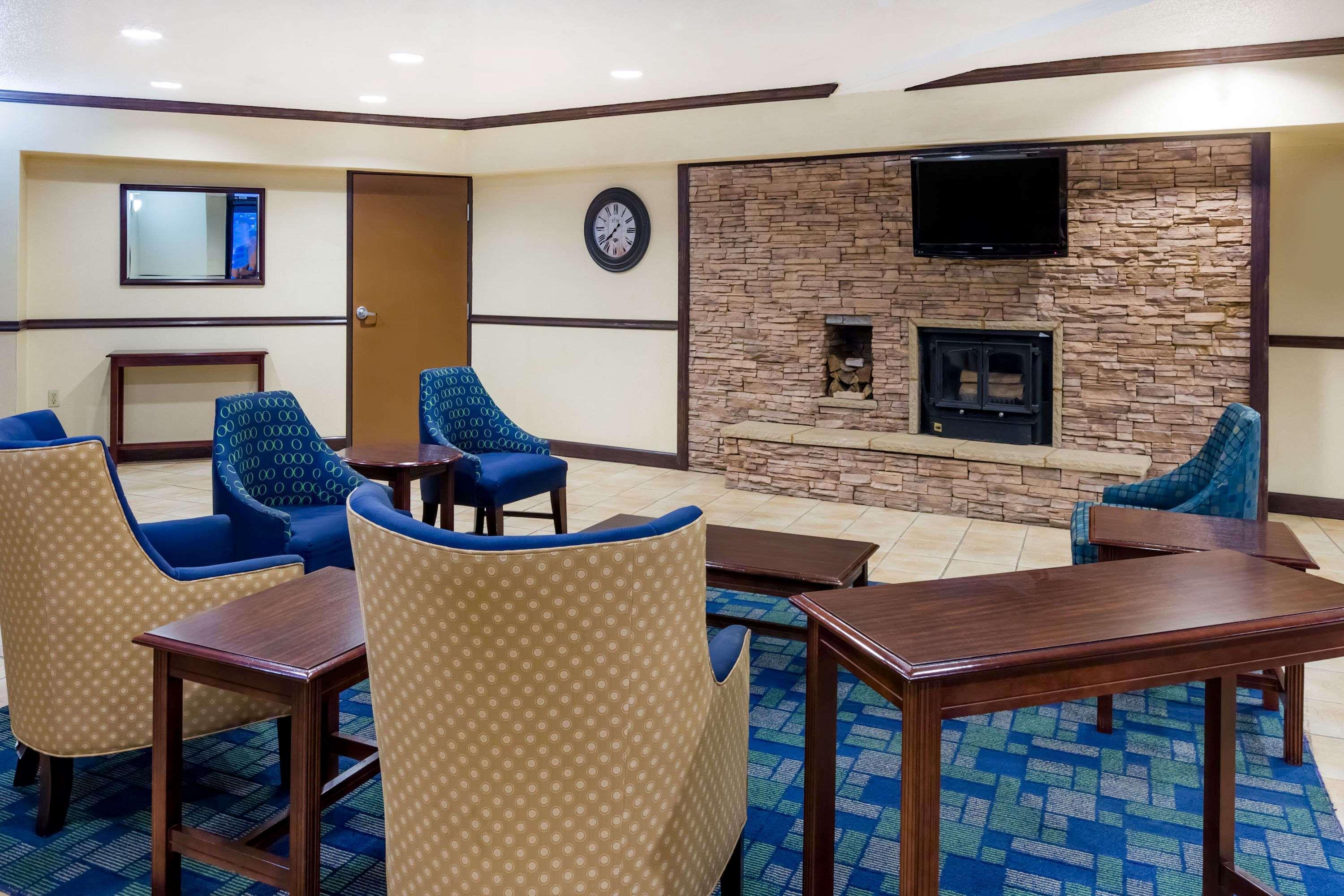 Days Inn & Suites By Wyndham Bridgeport - Clarksburg מראה חיצוני תמונה