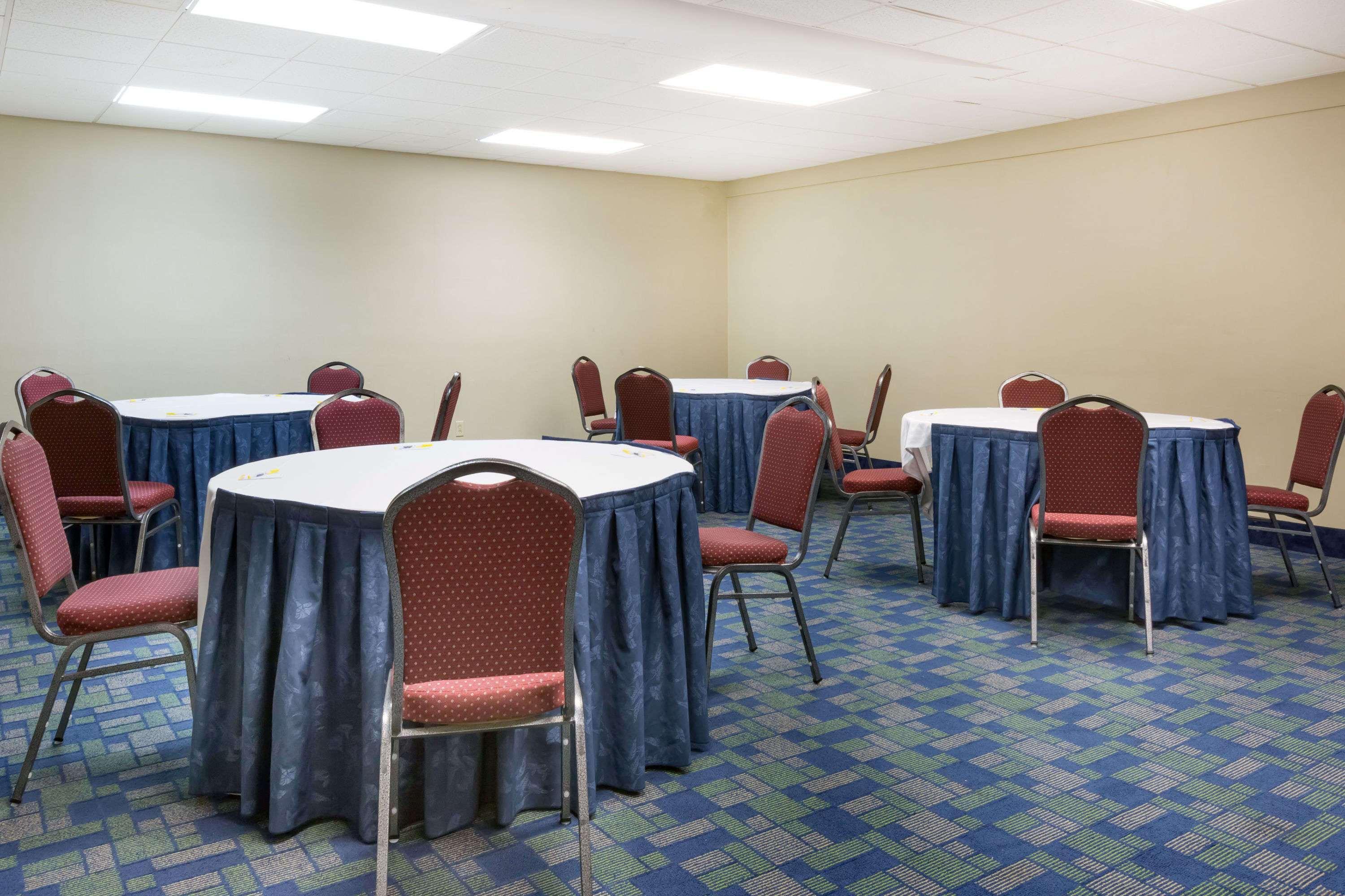 Days Inn & Suites By Wyndham Bridgeport - Clarksburg מראה חיצוני תמונה