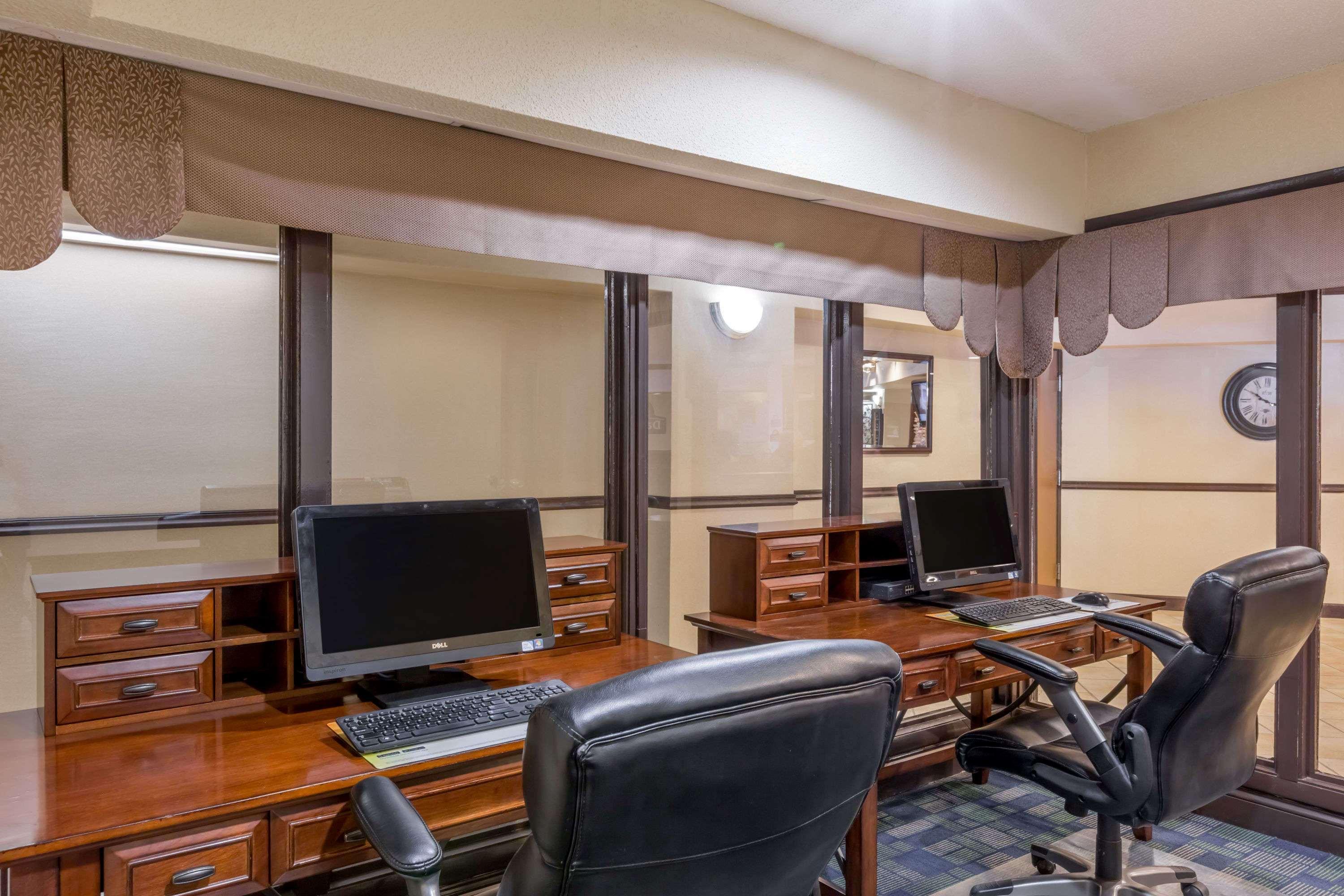 Days Inn & Suites By Wyndham Bridgeport - Clarksburg מראה חיצוני תמונה