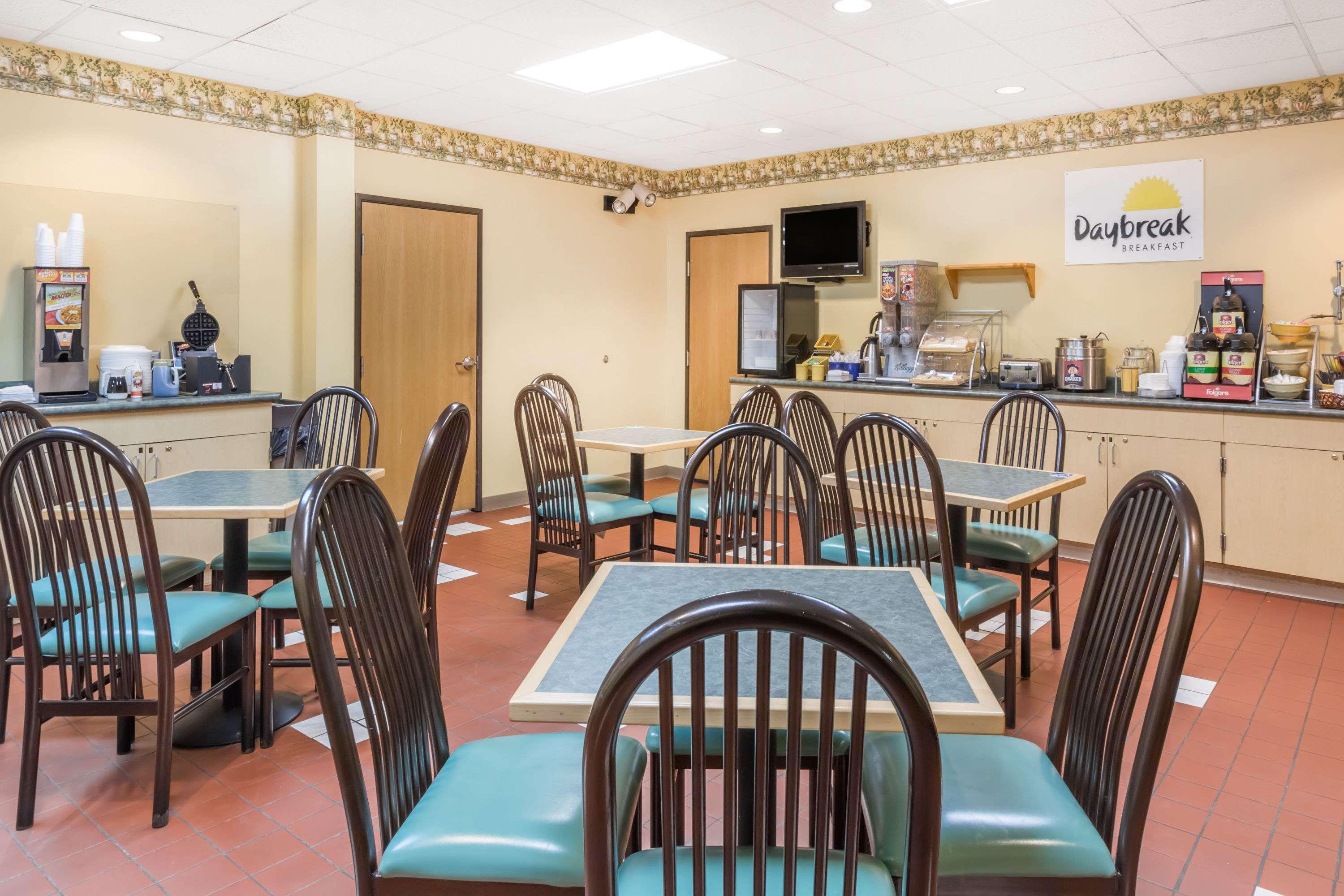 Days Inn & Suites By Wyndham Bridgeport - Clarksburg מראה חיצוני תמונה
