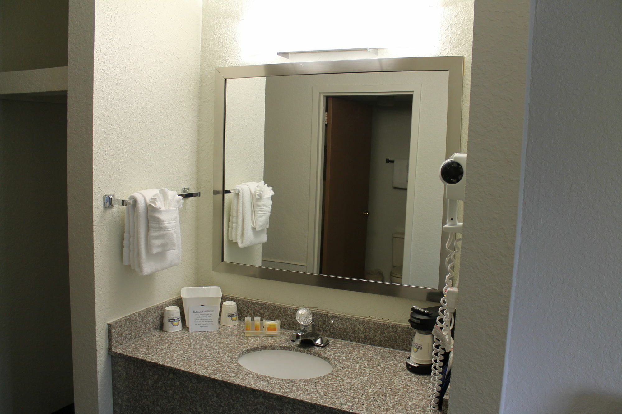 Days Inn & Suites By Wyndham Bridgeport - Clarksburg מראה חיצוני תמונה