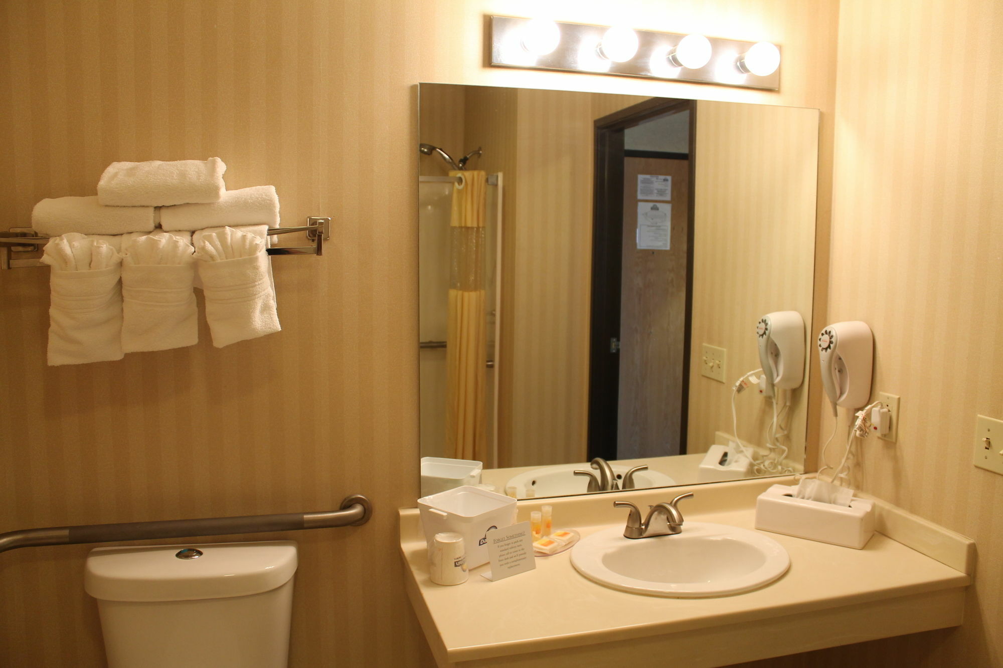 Days Inn & Suites By Wyndham Bridgeport - Clarksburg מראה חיצוני תמונה
