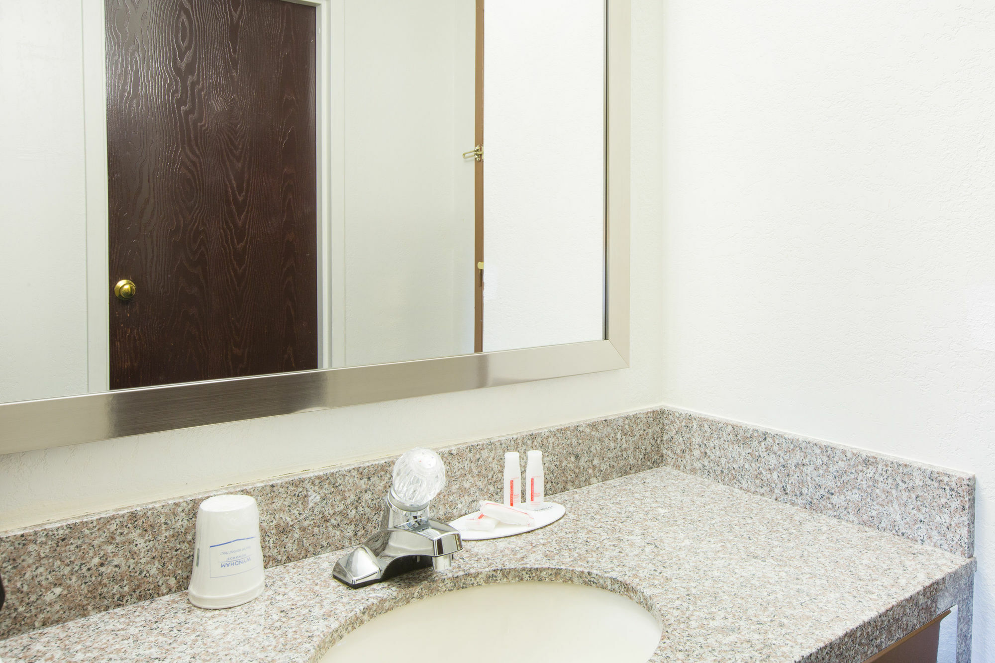 Days Inn & Suites By Wyndham Bridgeport - Clarksburg מראה חיצוני תמונה