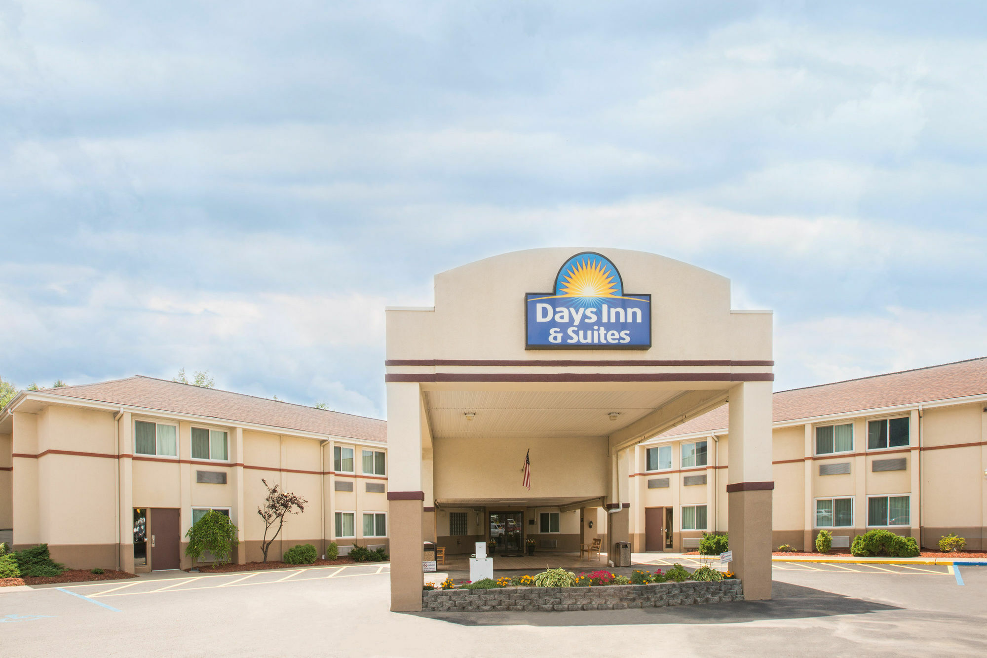 Days Inn & Suites By Wyndham Bridgeport - Clarksburg מראה חיצוני תמונה