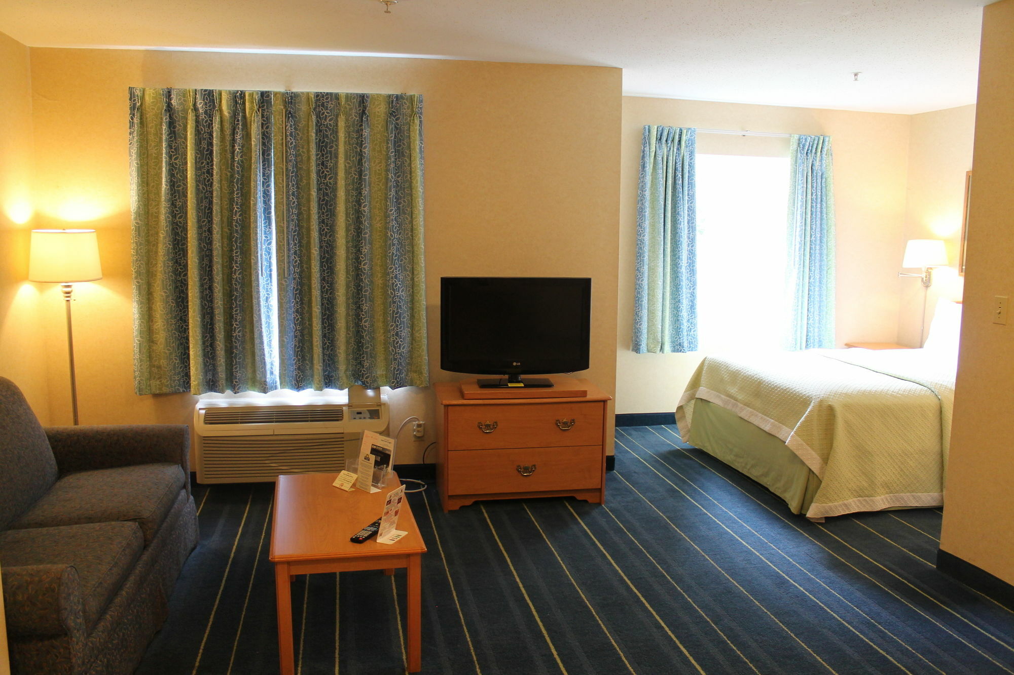 Days Inn & Suites By Wyndham Bridgeport - Clarksburg מראה חיצוני תמונה