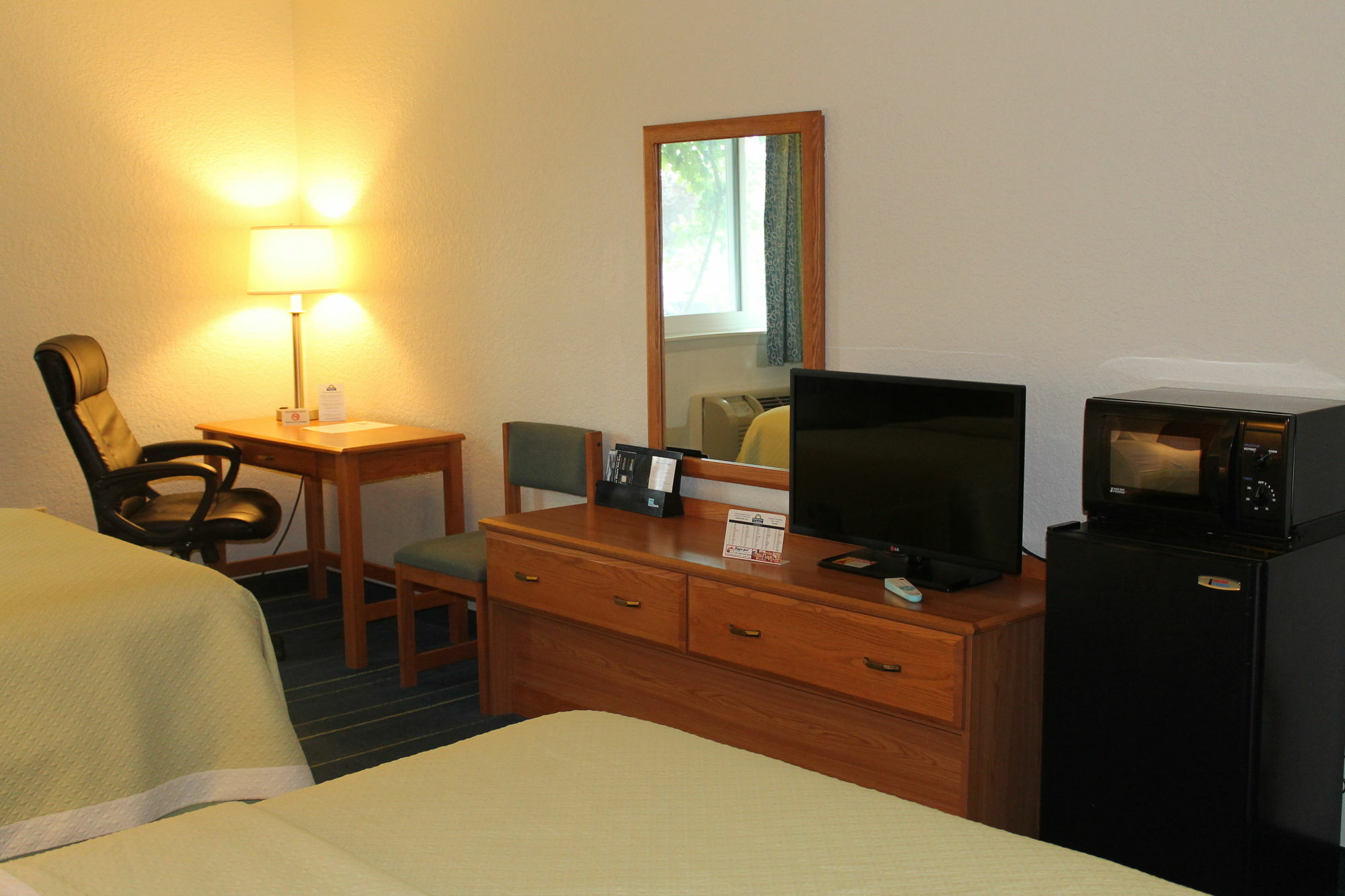 Days Inn & Suites By Wyndham Bridgeport - Clarksburg מראה חיצוני תמונה